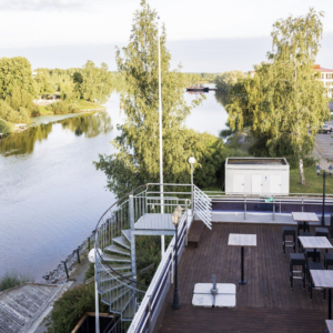 Huipputerassi näkymä virralle ja kattoterassille