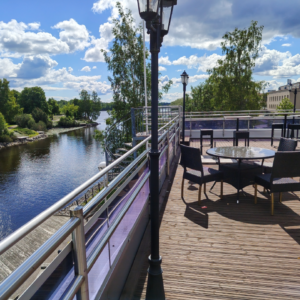 Kattoterassi, josta näkymä Varkauden pirtinvirralle